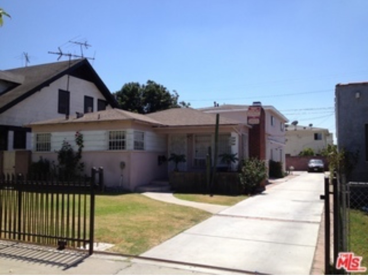 1104 West 39th Place
